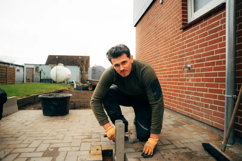 Handwerker bei der Pflasterarbeit