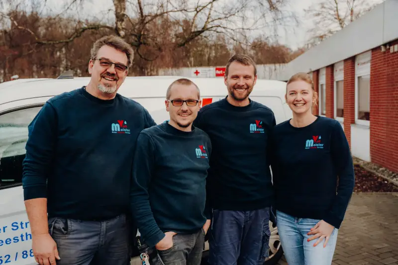 Meister Voß Team vor dem Firmenwagen