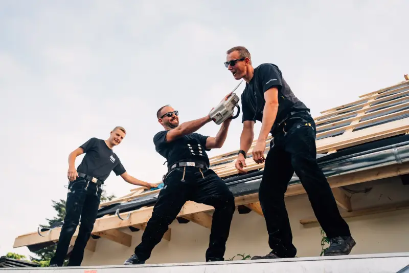 Dachdecker-Team bei der Arbeit