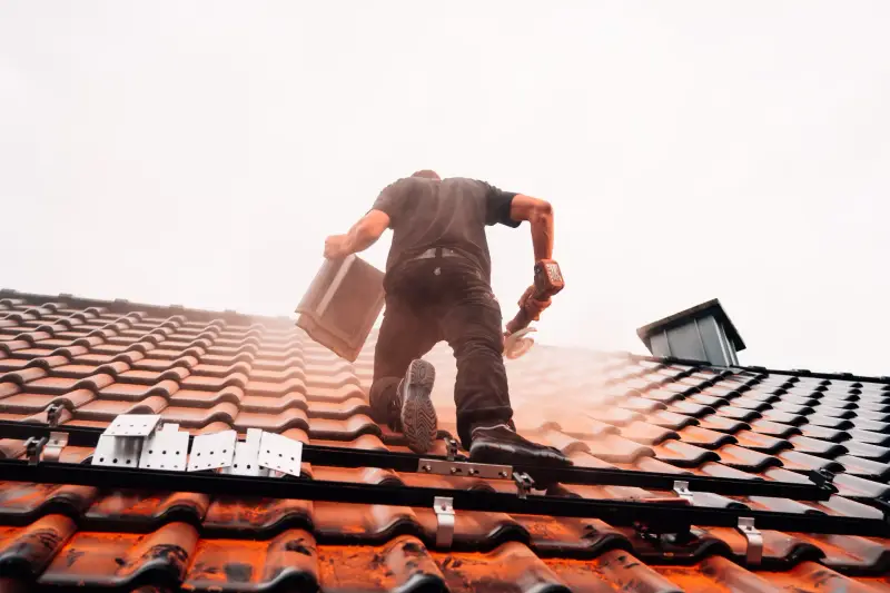 Dachdecker auf dem Dach